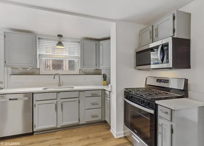 Charming 4br Retreat In The Heart Of * Ottawa